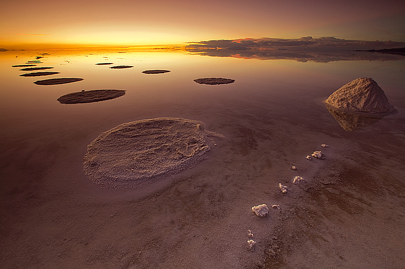 http://www.wildencounters.net/weblog/wp-content/uploads/2011/04/Salt-cone-bases-and-cones-at-sunset-Salar-de-Uyuni-Bolivia.jpg